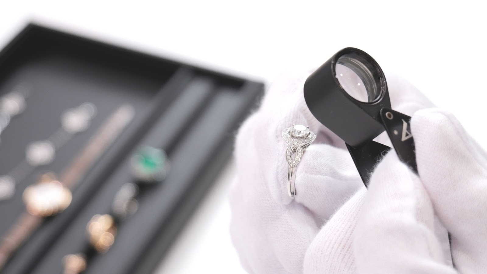 宝石やジュエリーを鑑定している