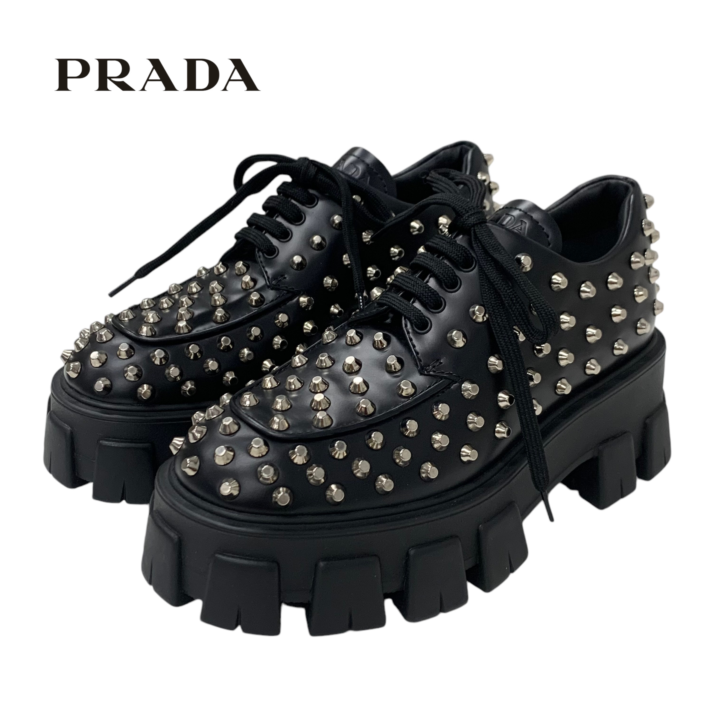 投稿記事「プラダ モノリス レザー ロゴ スタッズ レースアップシューズ ブラックを買取しました！」の商品画像