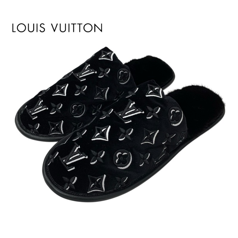 投稿記事「ルイヴィトン LV スイートライン ベルベット ファー モノグラム スリッパ ブラックを買取しました！」の商品画像