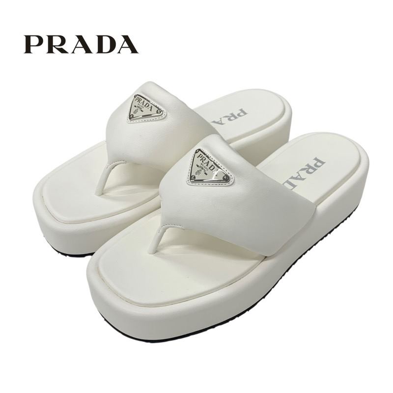 投稿記事「プラダ トライアングルロゴ パデッドナッパ レザー 厚底 トング サンダル ホワイトを買取しました！」の商品画像