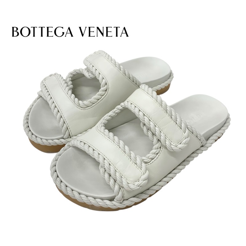 投稿記事「ボッテガヴェネタ ジャック レザー トーション ベルクロストラップ フラットサンダル ホワイトを買取しました」の商品画像