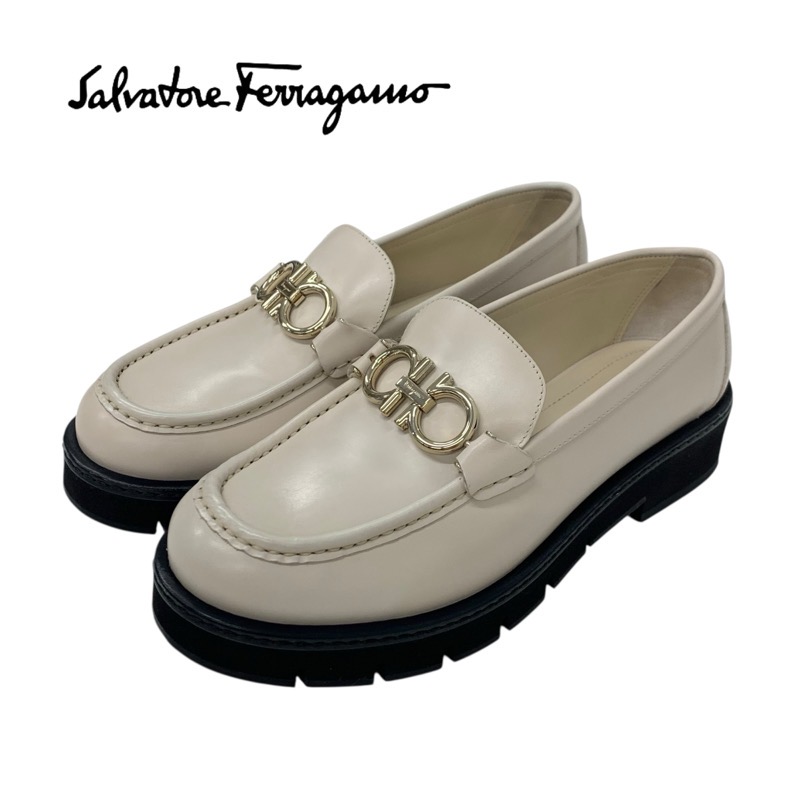 投稿記事「フェラガモ ROLO LUG ガンチーニ レザー 厚底 ローファー アイボリーを買取しました！」の商品画像