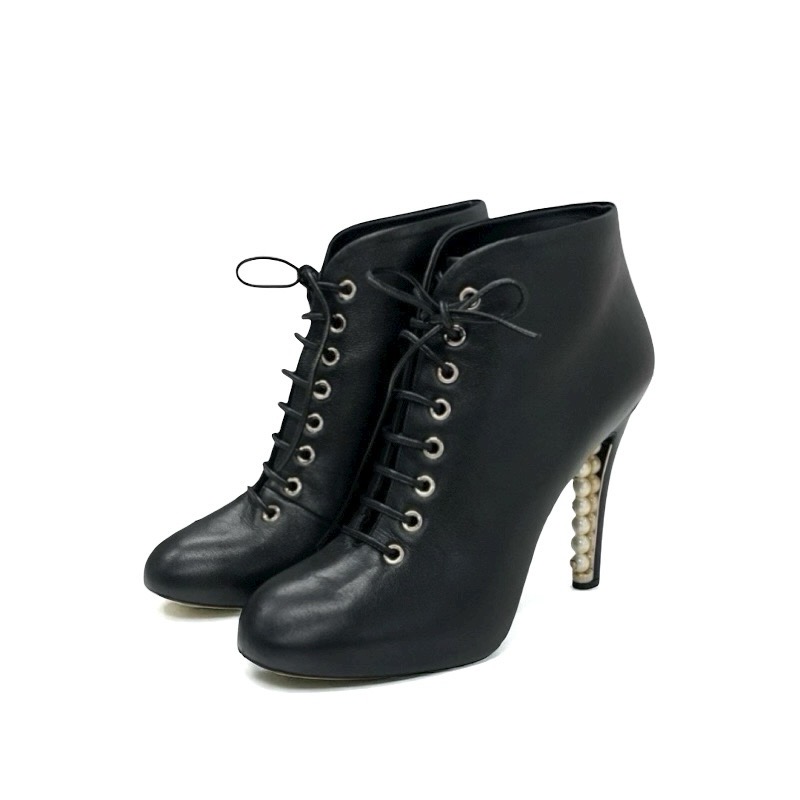 投稿記事「シャネル レザー ココマーク パール レースアップ ブーティ ブラックを買取しました！」の商品画像