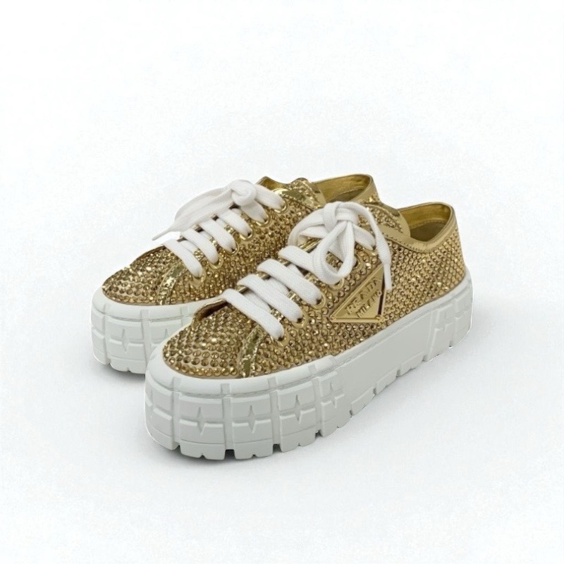 投稿記事「プラダ ダブルホイール トライアングルロゴ ラインストーン レザー スニーカー ゴールドを買取しました！」の商品画像