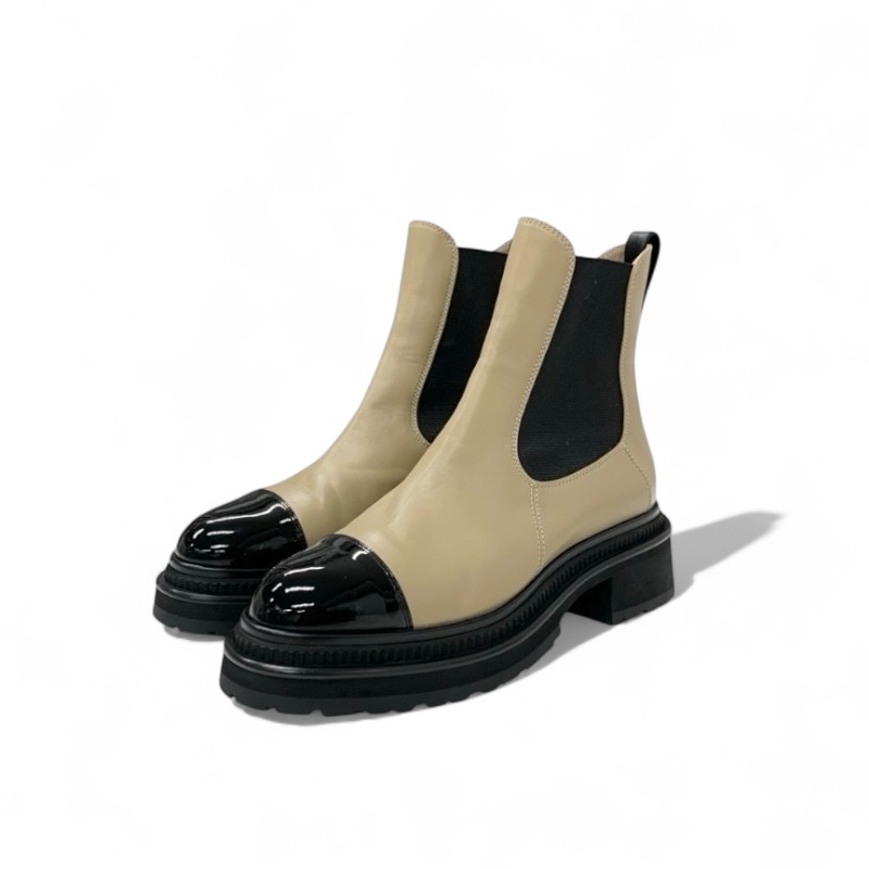 投稿記事「シャネル レザー パテント ココマーク サイドゴア ショートブーツ ベージュ ブラックを買取しました！」の商品画像