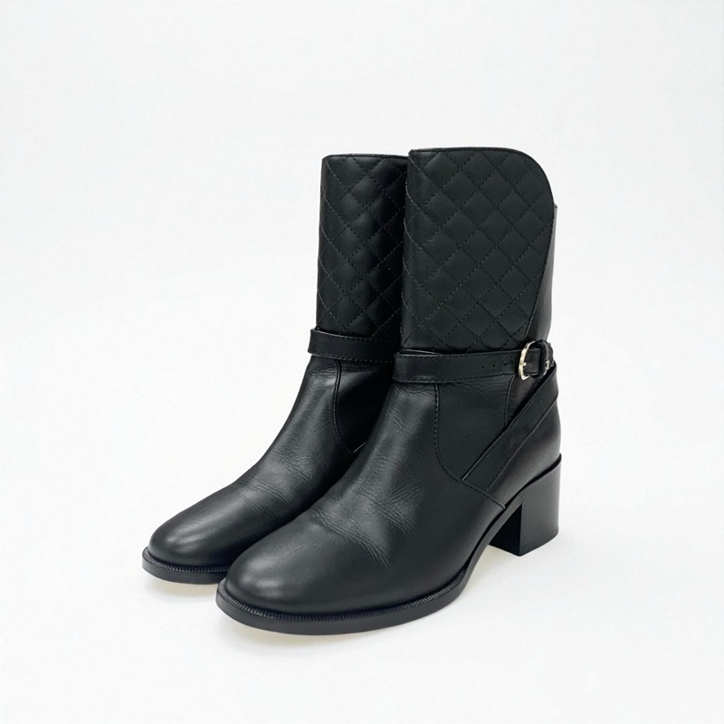 投稿記事「シャネル スエード ロゴ ココマーク ロングブーツ ホワイトを買取しました！」の商品画像