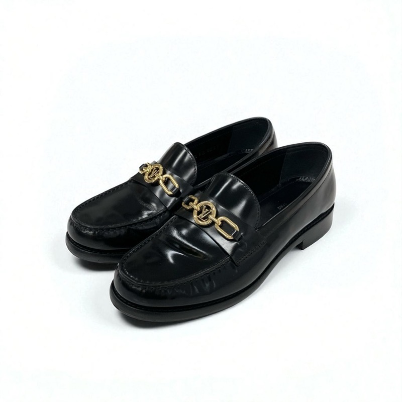 投稿記事「ルイヴィトン チェスライン パテント LVロゴ チェーン ローファー ブラックを買取しました！」の商品画像