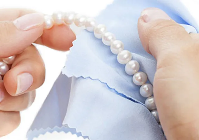 真珠のネックレスを磨く様子の写真