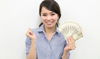 お金を持った女性の写真