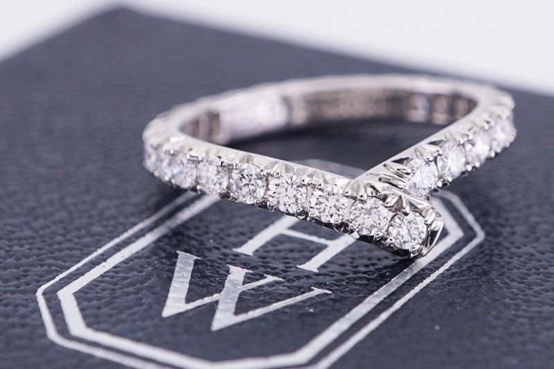 投稿記事「ハリーウィンストン リボン バンドリング を買取しました！」の商品画像