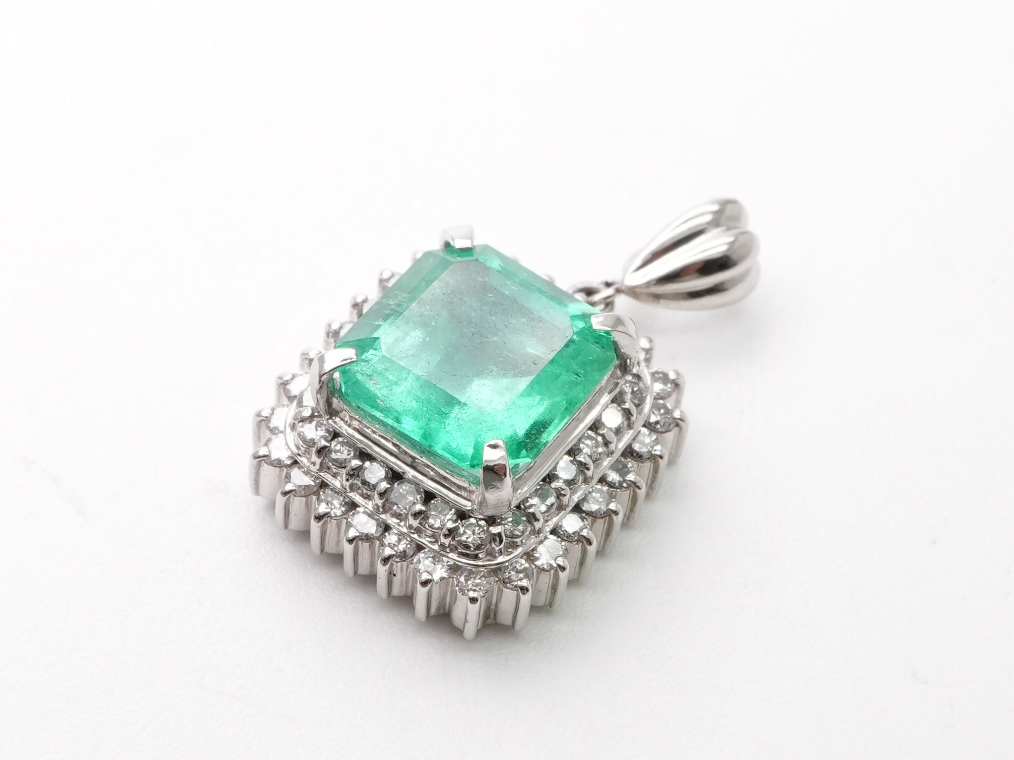 投稿記事「エメラルドダイヤトップ pt900  3.02ct 0.58ctを買取しました！」の商品画像