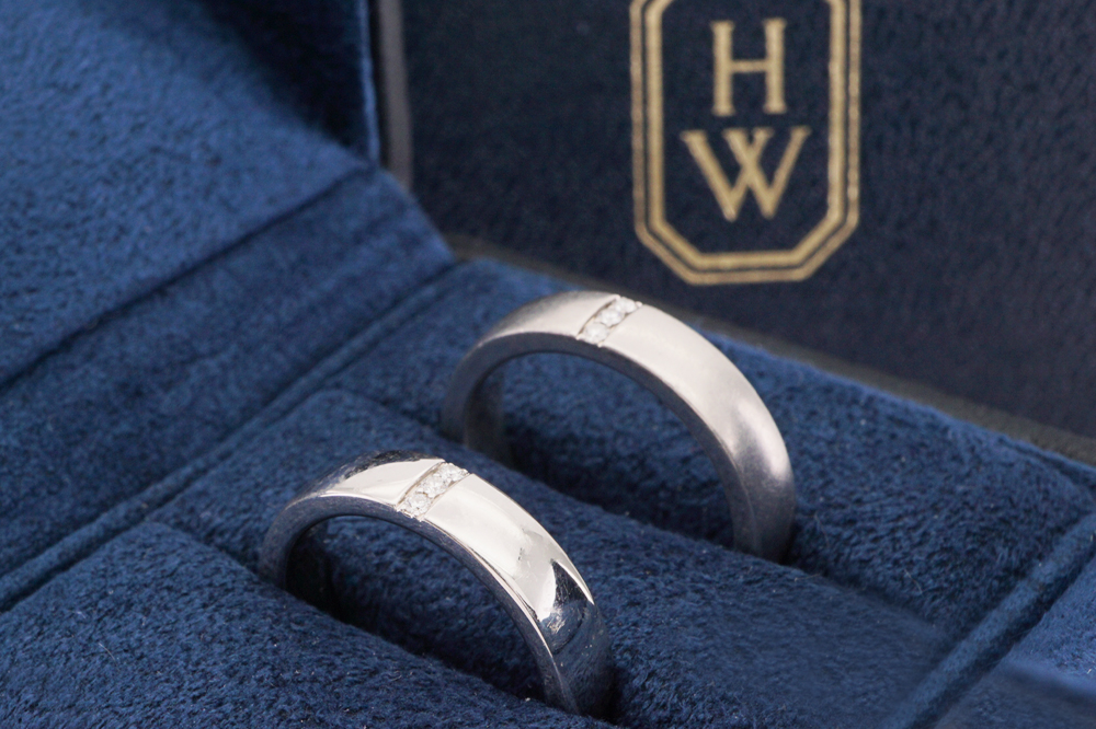 投稿記事「ハリーウィンストン スリーストーンバンドダイヤリング ペアを買取しました！」の商品画像