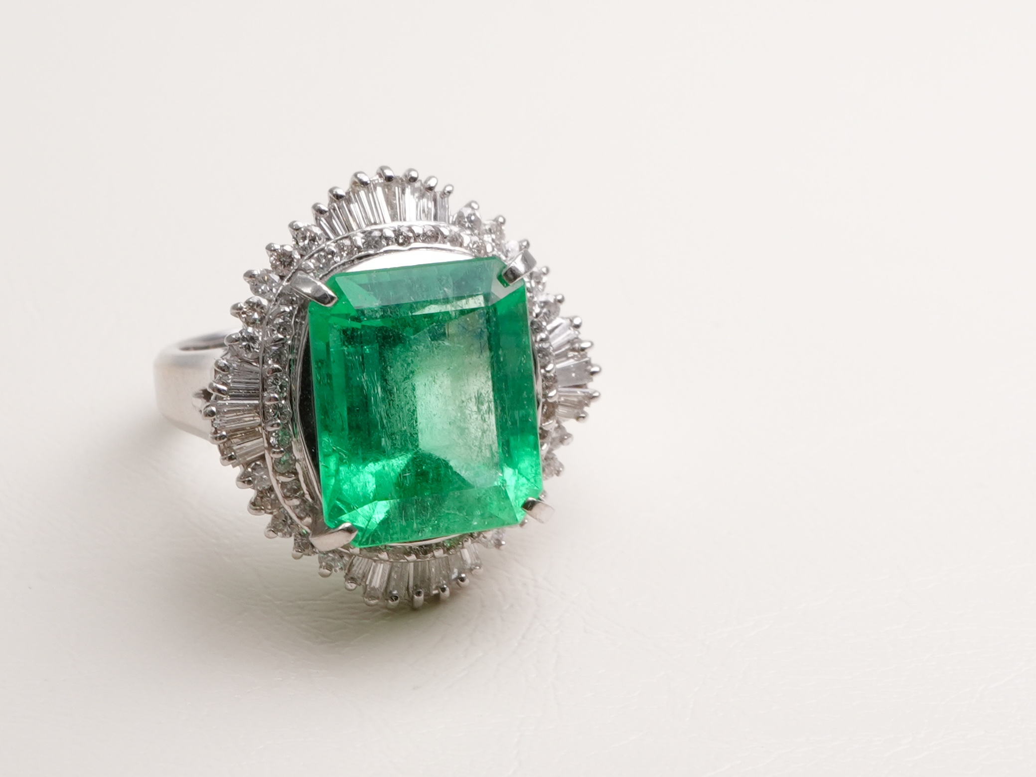 投稿記事「エメラルドダイヤリング　pt900 E7.29ct D1.00ct を買取しました！」の商品画像