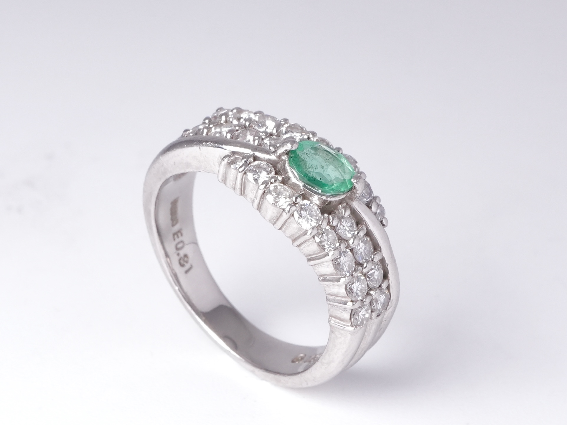 投稿記事「ダイヤエメラルドリング　pt900 E0.31ct D0.13ctを買取しました！」の商品画像