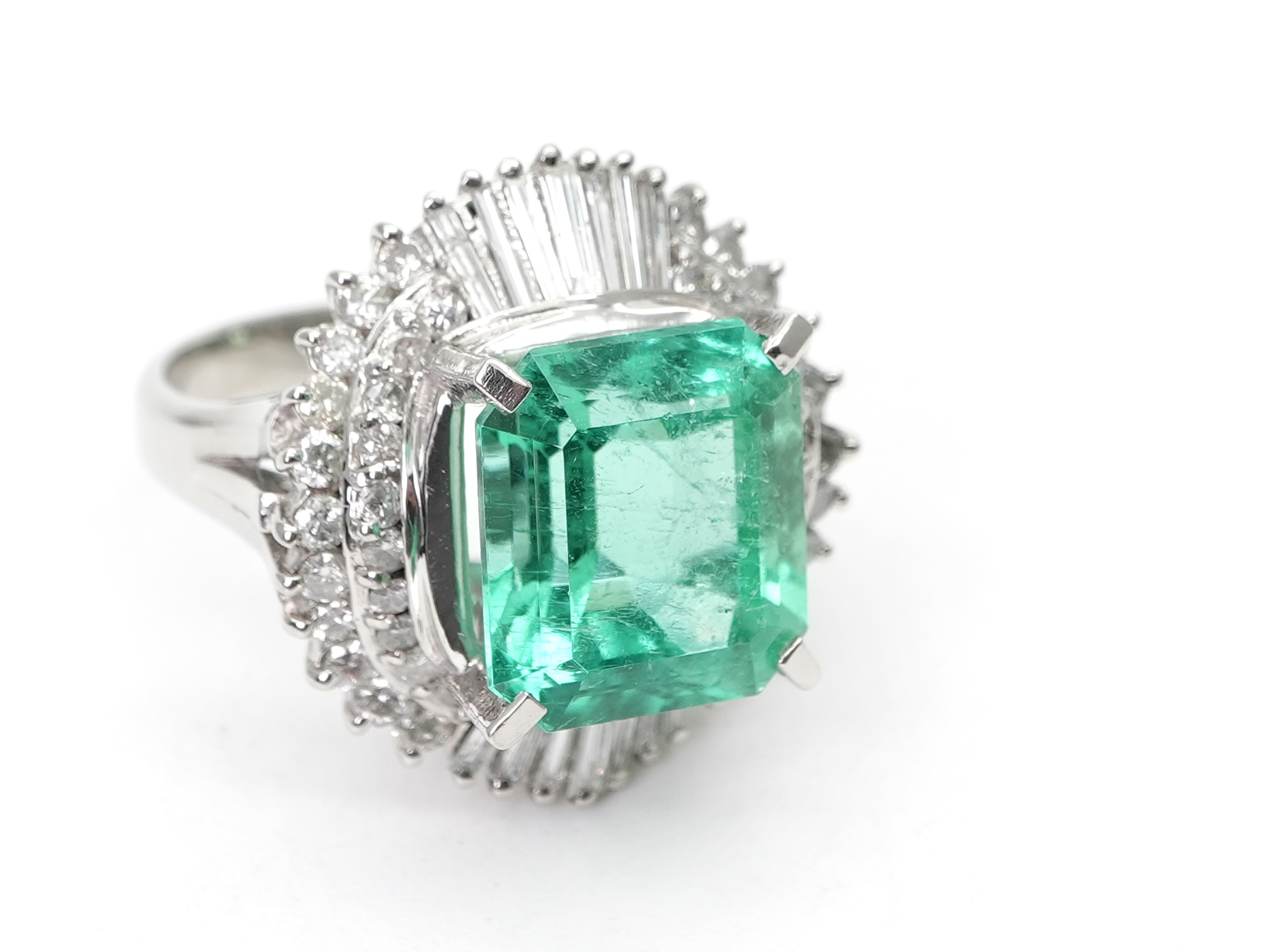 投稿記事「エメラルド ダイヤ リング Pt900 5.07ct 1.10ctを買取しました！」の商品画像