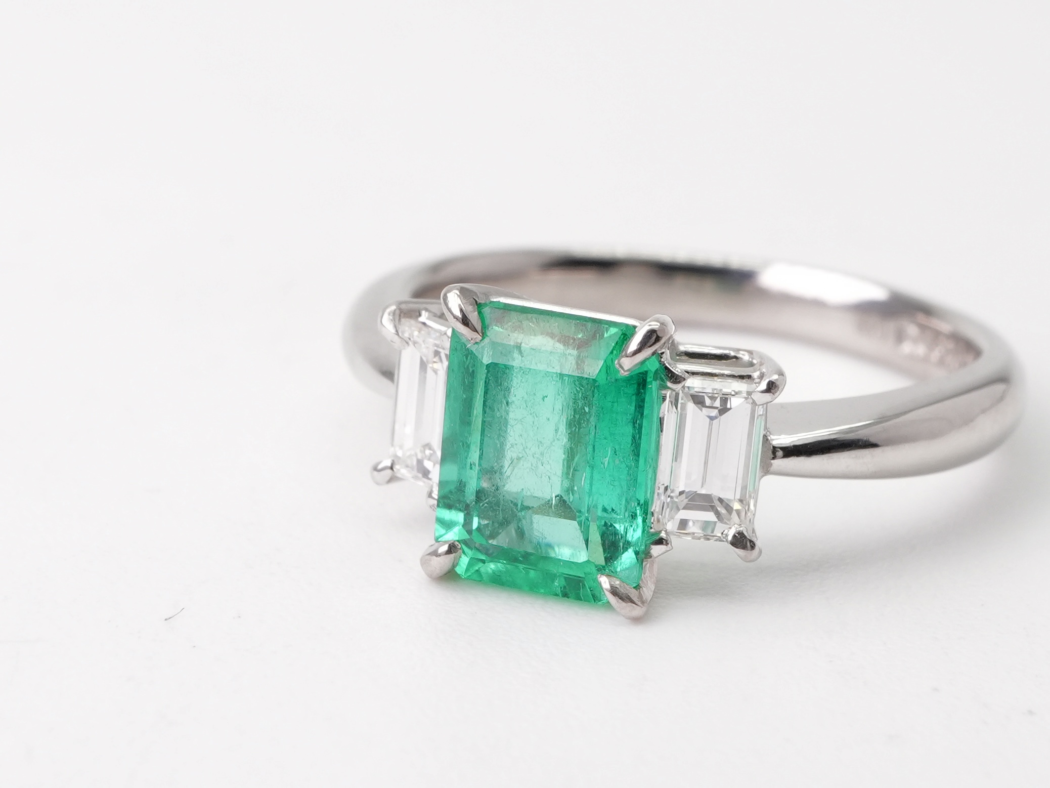 投稿記事「エメラルド ダイヤ リング pt900 E1.26ct 0.40ctを買取しました！」の商品画像