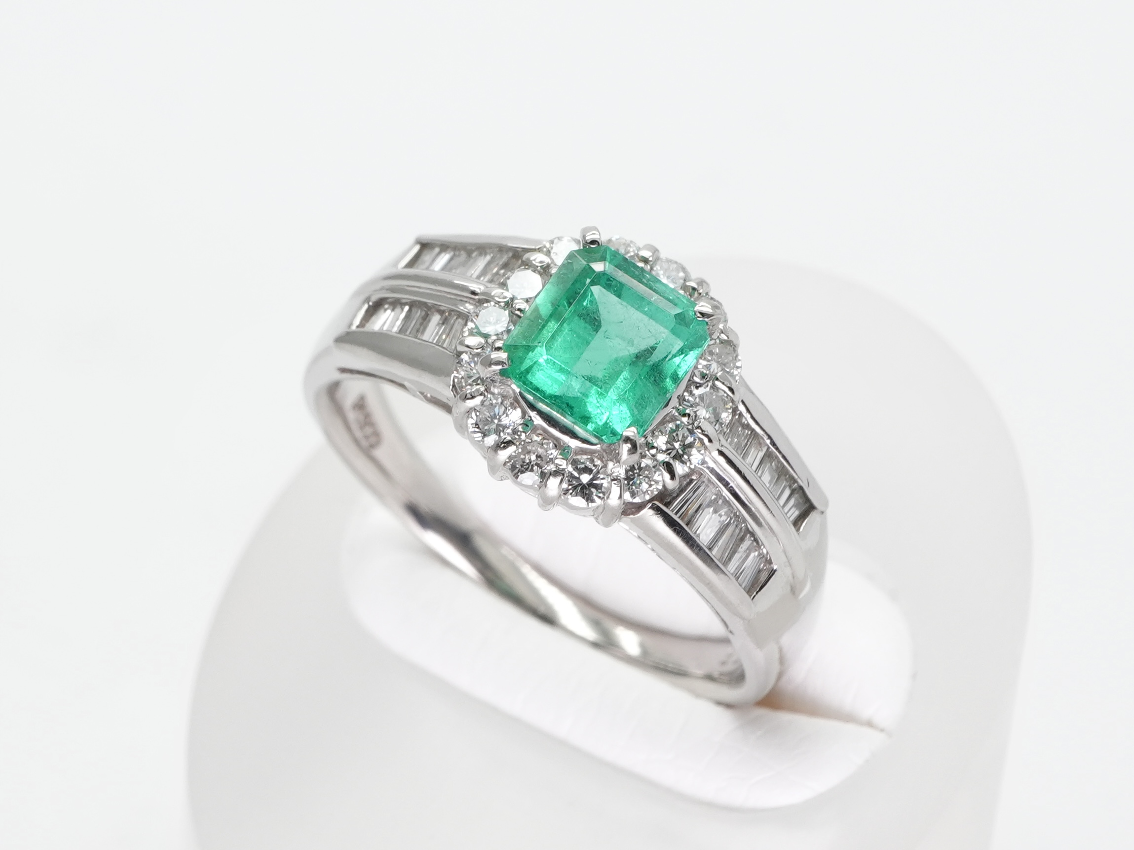 投稿記事「エメラルドダイヤリング pt900 0.91ct D0.55ctを買取しました！」の商品画像