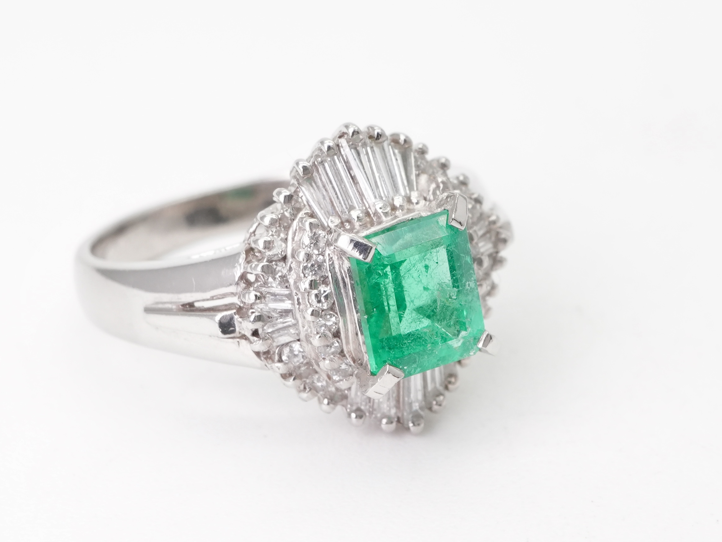 投稿記事「エメラルド ダイヤ リング pt900 0.87 D0.39を買取しました！」の商品画像