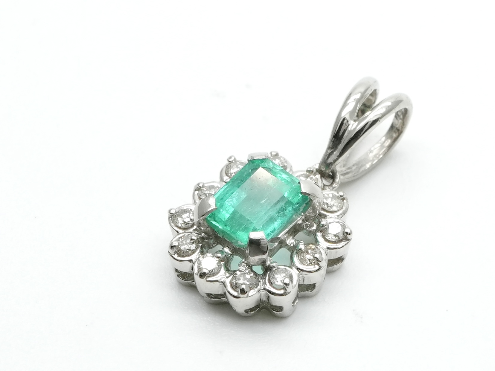 投稿記事「エメラルド ダイヤ トップ Pt900 0.50ct 0.15ctを買取しました！」の商品画像