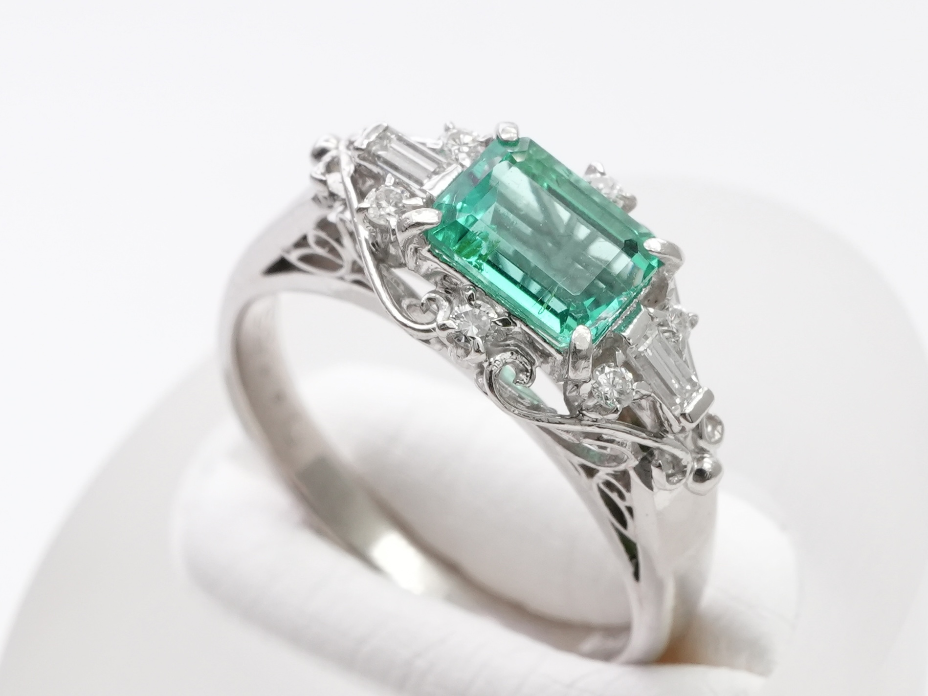 投稿記事「エメラルド ダイヤ リング Pt900 0.70ct 0.155ctを買取しました！」の商品画像