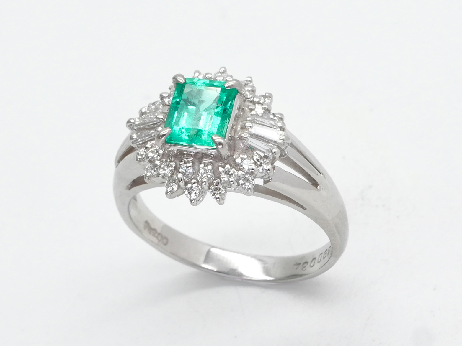 投稿記事「エメラルド ダイヤ リング Pt900 0.89ct D0.34ct を買取しました！」の商品画像