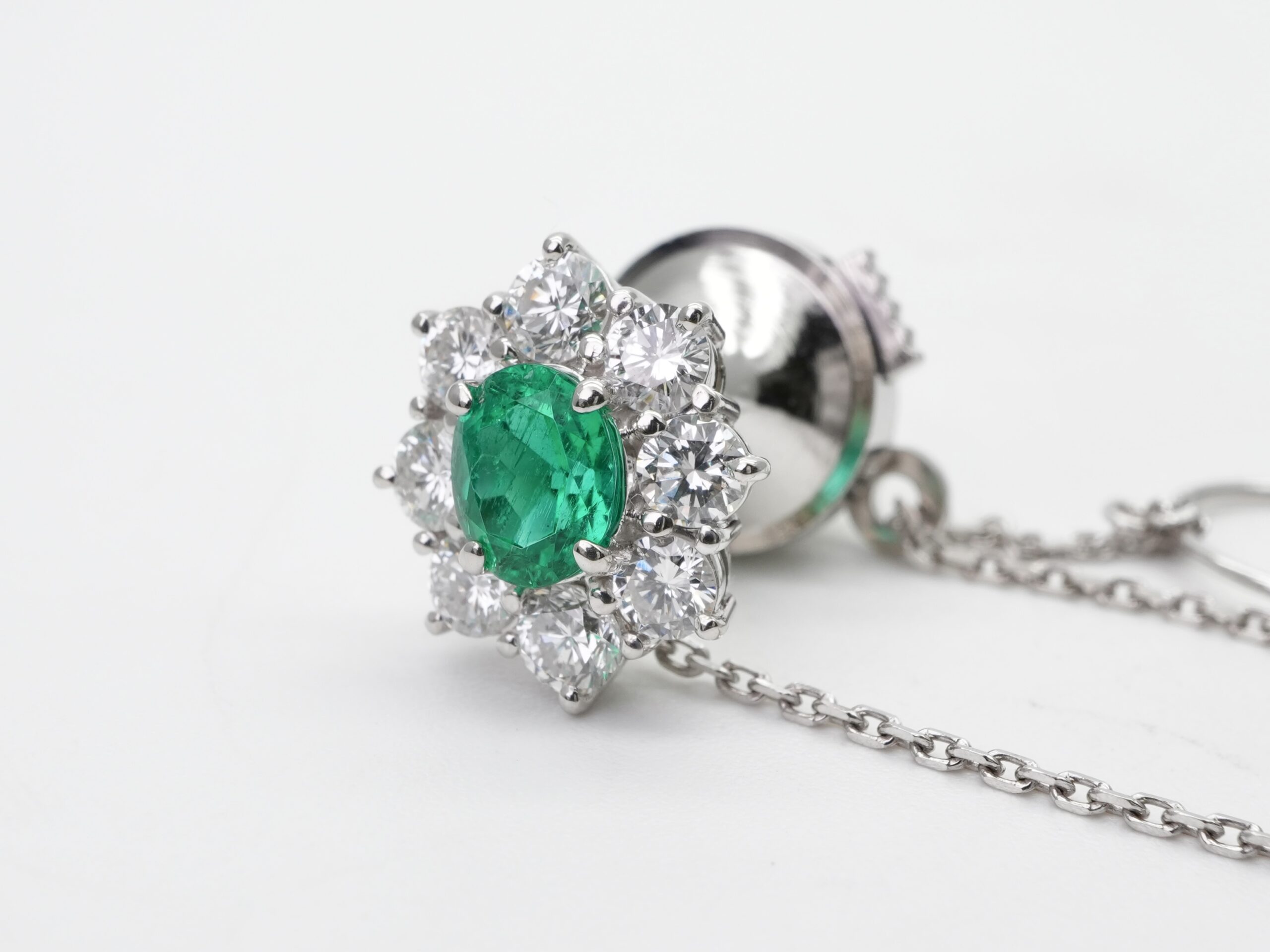 投稿記事「エメラルド ダイヤ タイピン  E0.63ct D0.88ctを買取しました！」の商品画像