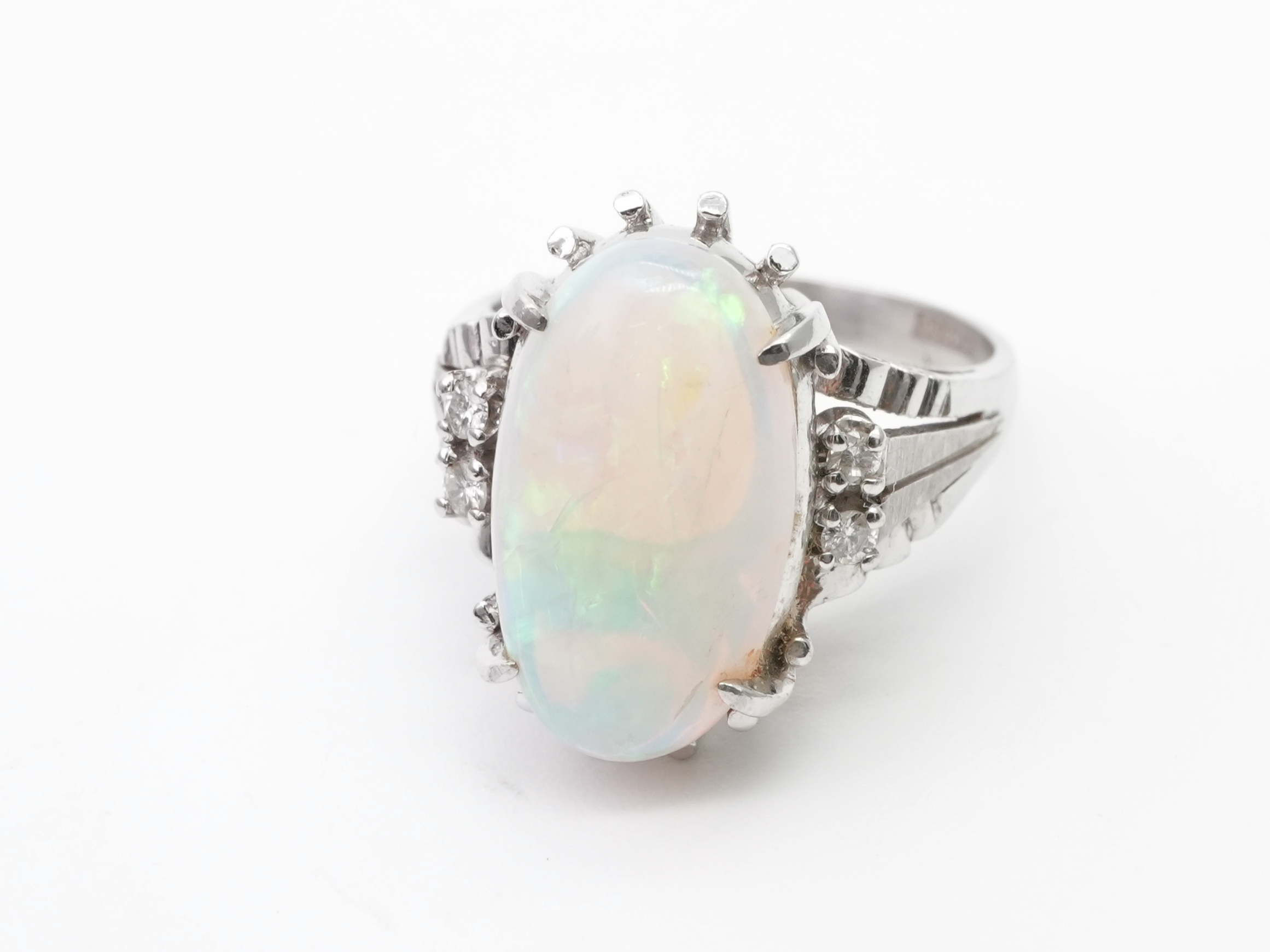 投稿記事「オパールダイヤリング　Pt900を買取しました！」の商品画像