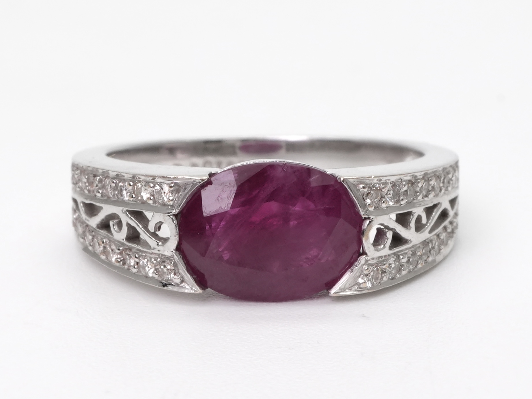 投稿記事「ルビーダイヤリング 750 R2.207ct D0.167ctを買取しました！」の商品画像