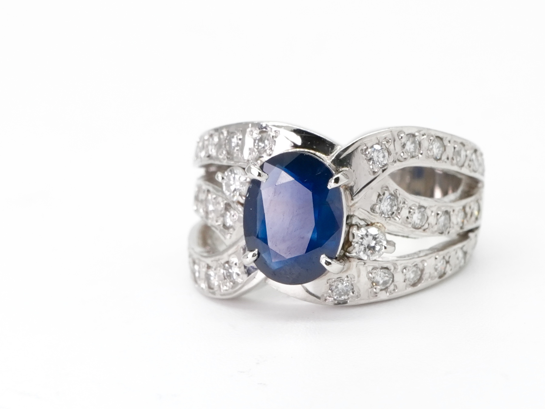 投稿記事「サファイヤ ダイヤ リング Pt9001.83ct D0.59ctを買取しました！」の商品画像