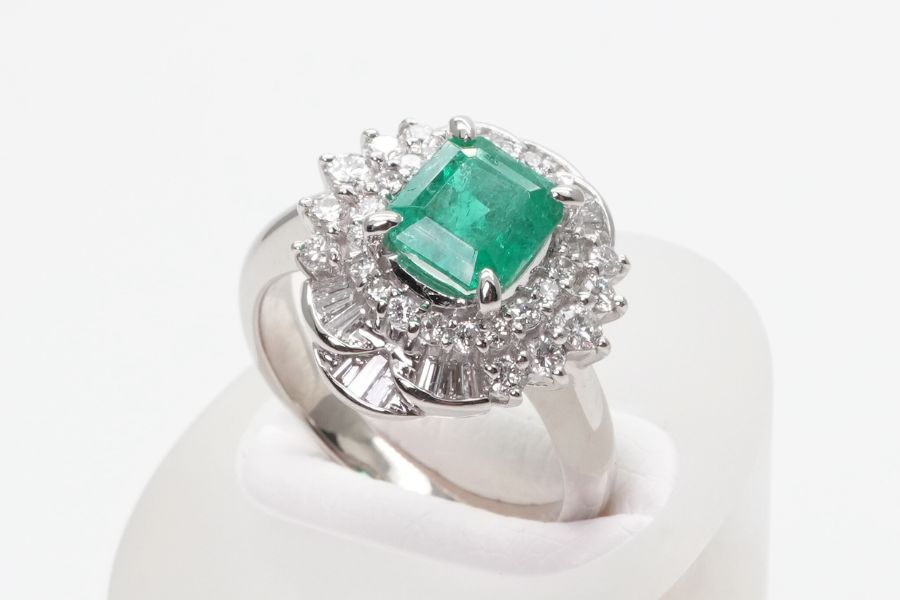 投稿記事「エメラルド ダイヤ リング pt900 1.31ct 0.61ctを買取しました！」の商品画像