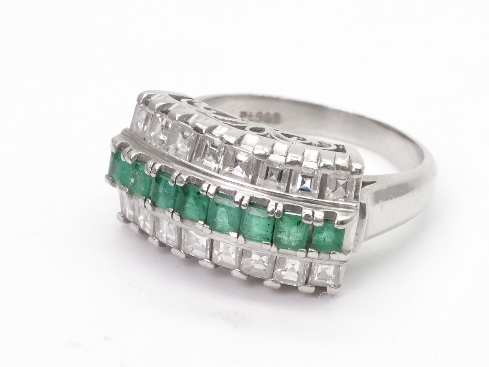 投稿記事「エメラルド ダイヤ リング　pt900 0.43ct D0.77ctを買取しました！」の商品画像