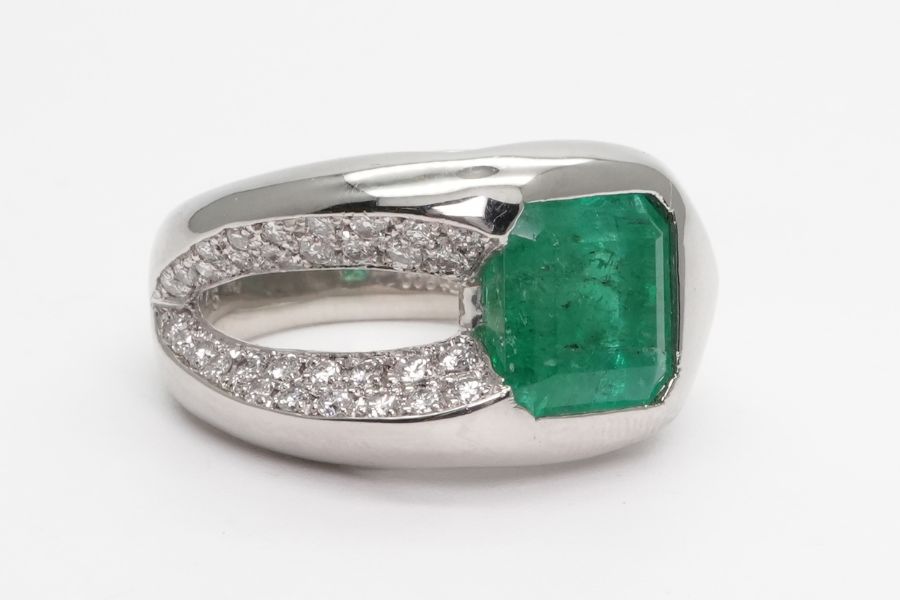 投稿記事「エメラルドダイヤリング Pt900 4.19ct D0.45ctを買取しました！」の商品画像