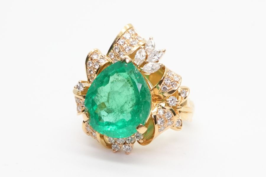 投稿記事「エメラルド ダイヤリング K18 6.84ct 0.78ctを買取しました！」の商品画像