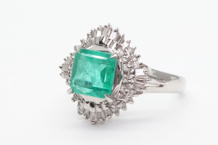 投稿記事「エメラルド ダイヤリング Pt900 1.36ct 0.4ctを買取しました！」の商品画像