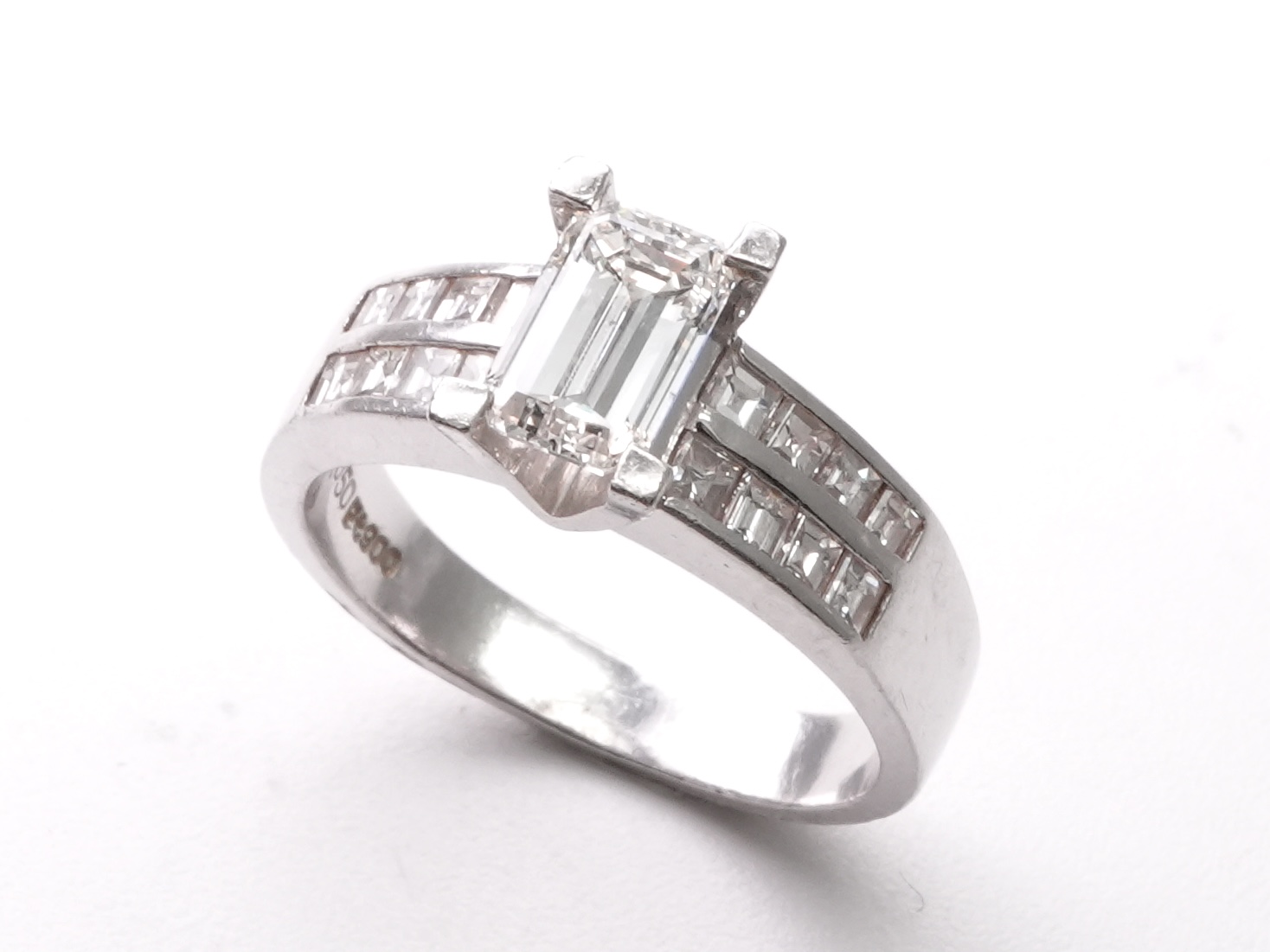 投稿記事「ダイヤリング Pt900 E1.050ct D0.52ct を買取しました！」の商品画像