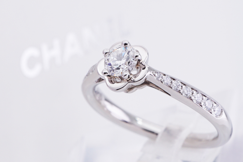 投稿記事「シャネル カメリア ハーフエタニティ ダイヤリング を買取しました！」の商品画像