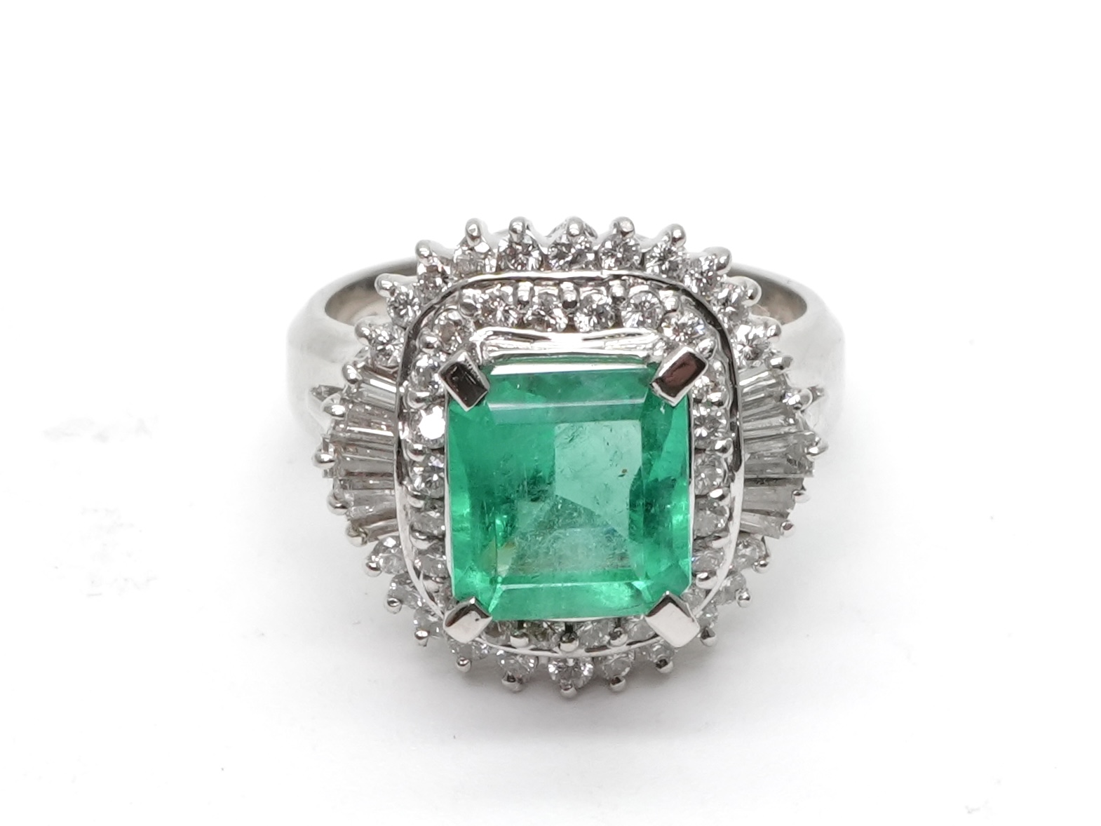 投稿記事「エメラルド ダイヤ リング pt900 1.84ct 0.8ctを買取しました！」の商品画像