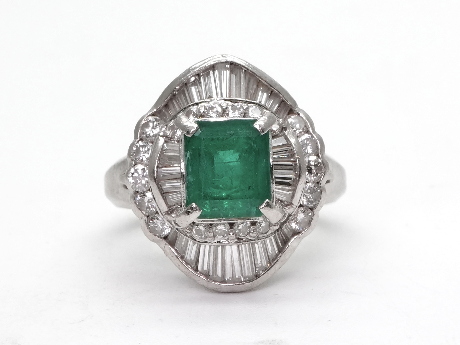 投稿記事「エメラルド ダイヤ リング Pt900 1.47ct 1.08ctを買取しました！」の商品画像