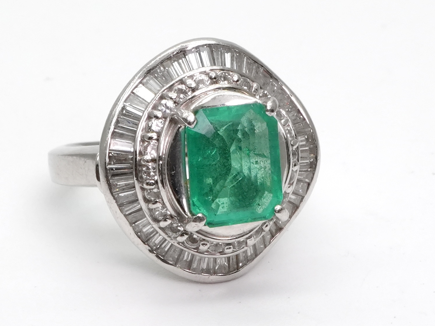 投稿記事「エメラルド ダイヤ リング Pt900 2.60ct D1.39ctを買取しました！」の商品画像