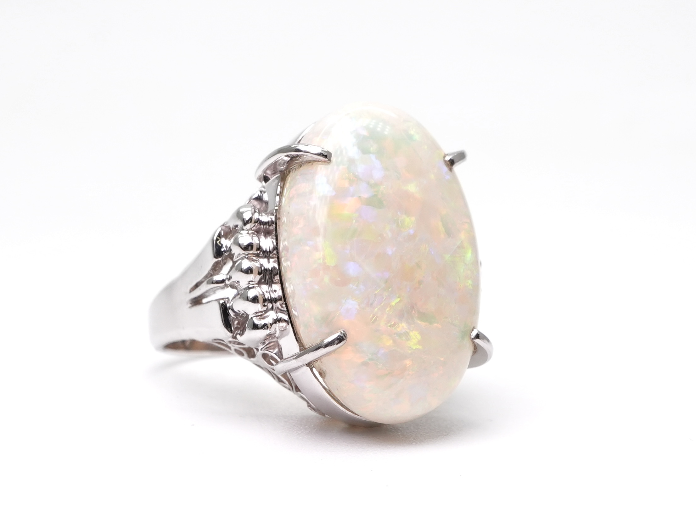 投稿記事「ホワイトオパール リング Pt900 13.35ctを買取しました！」の商品画像