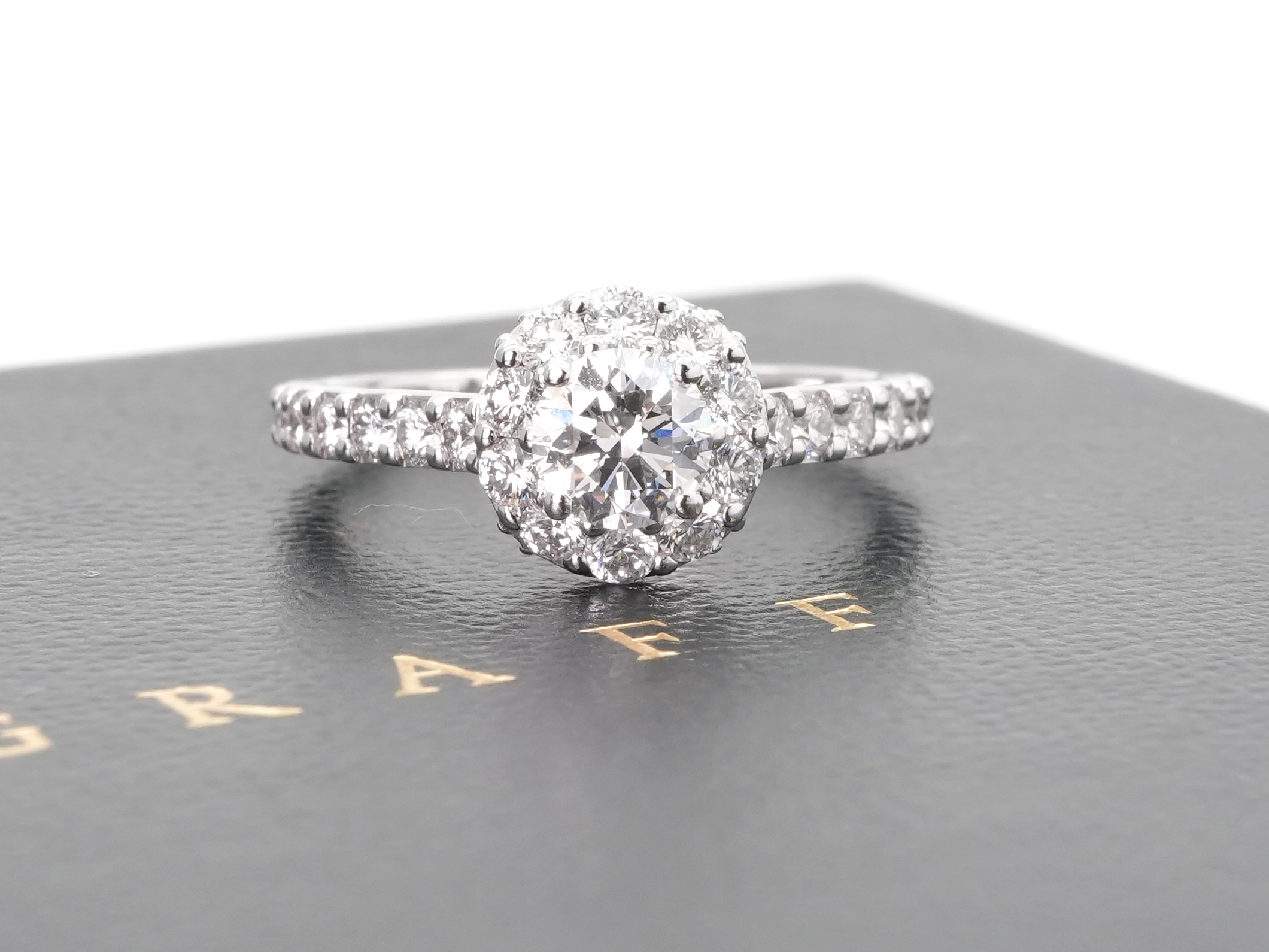 投稿記事「グラフ アイコン ラウンド ダイヤモンド エンゲージメントリング を買取しました！」の商品画像