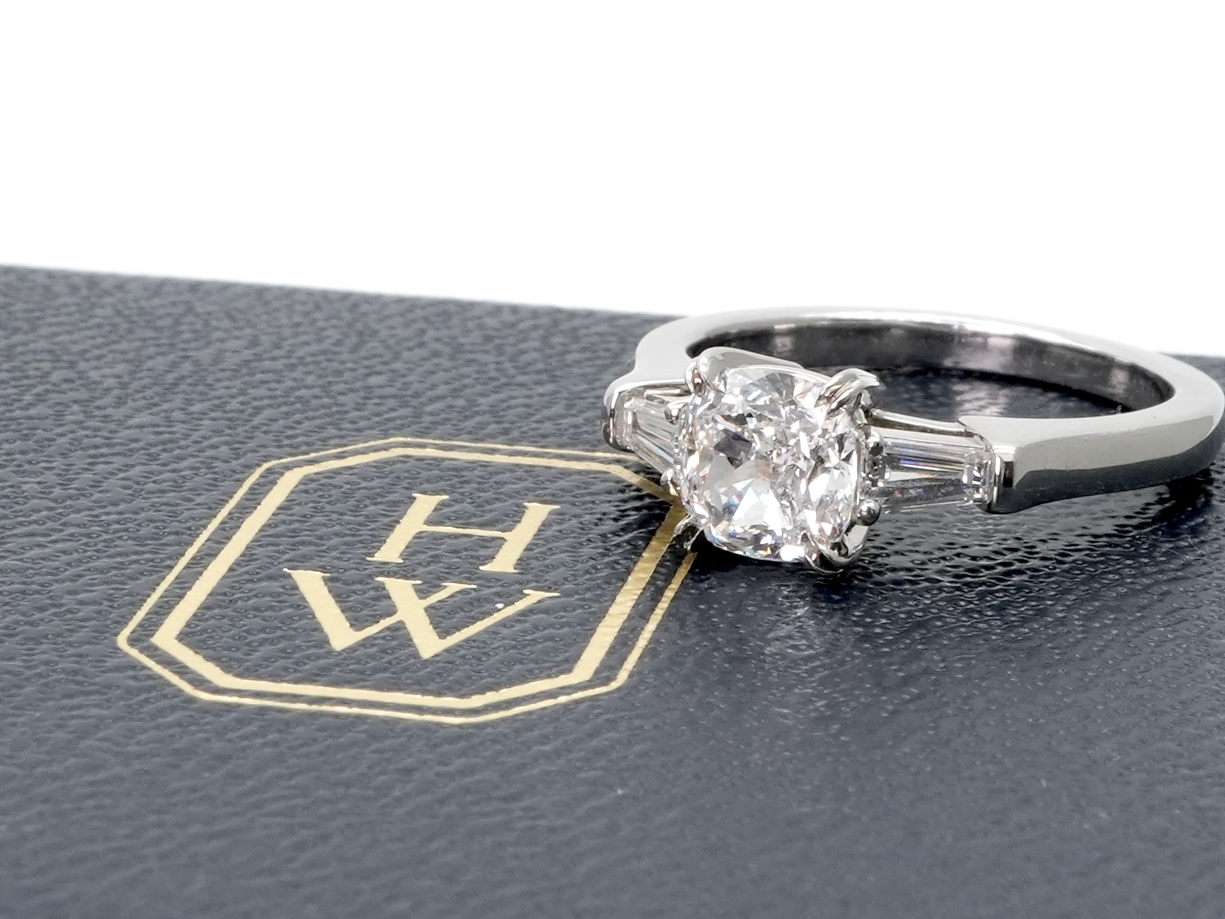 投稿記事「ハリーウィンストン クッションカット クラシック リング を買取しました！」の商品画像