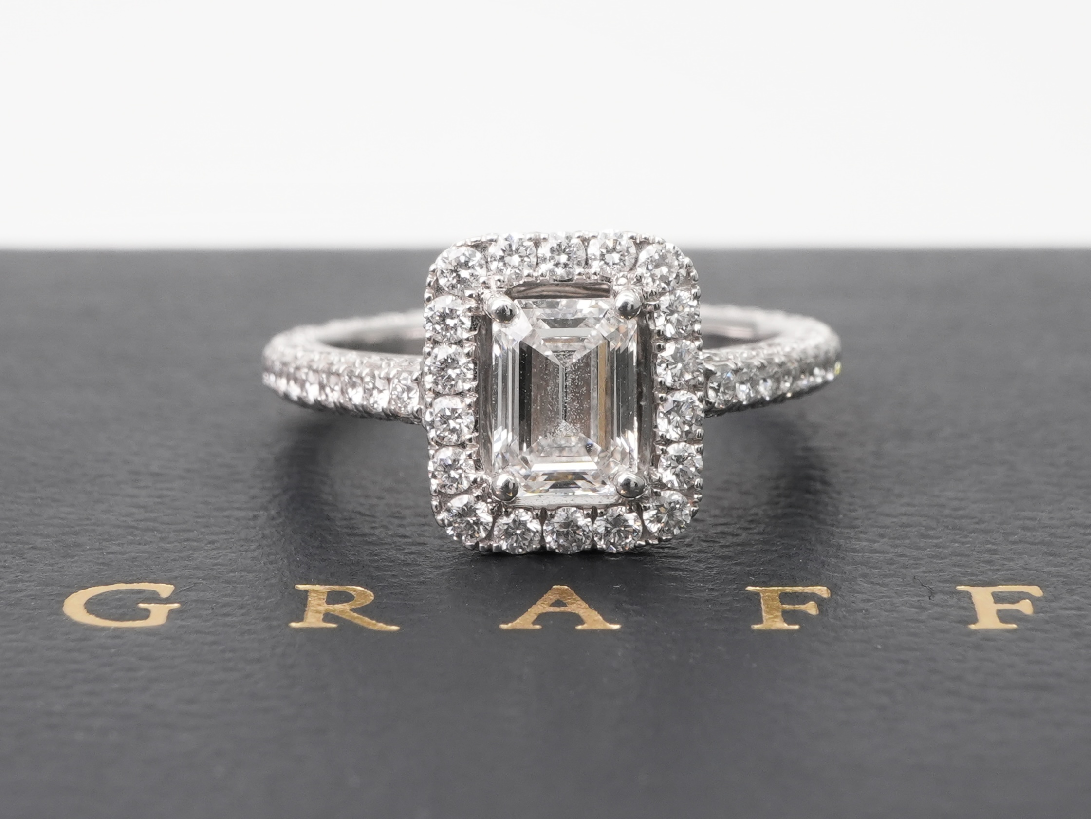 投稿記事「グラフ コンステレーション ダイヤリング を買取しました！」の商品画像