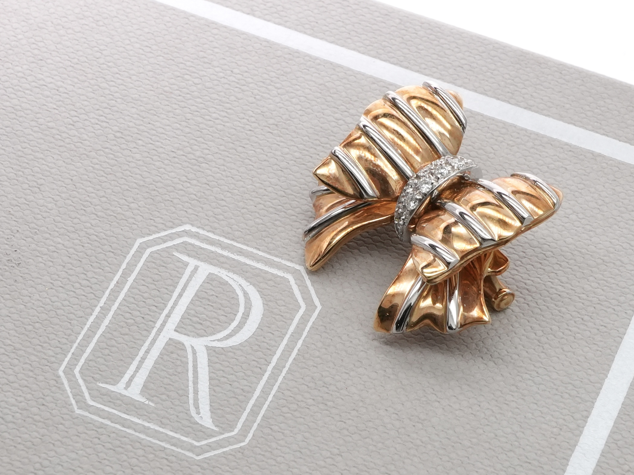 投稿記事「レポシ ボウコレクション リボン ブローチを買取しました！」の商品画像