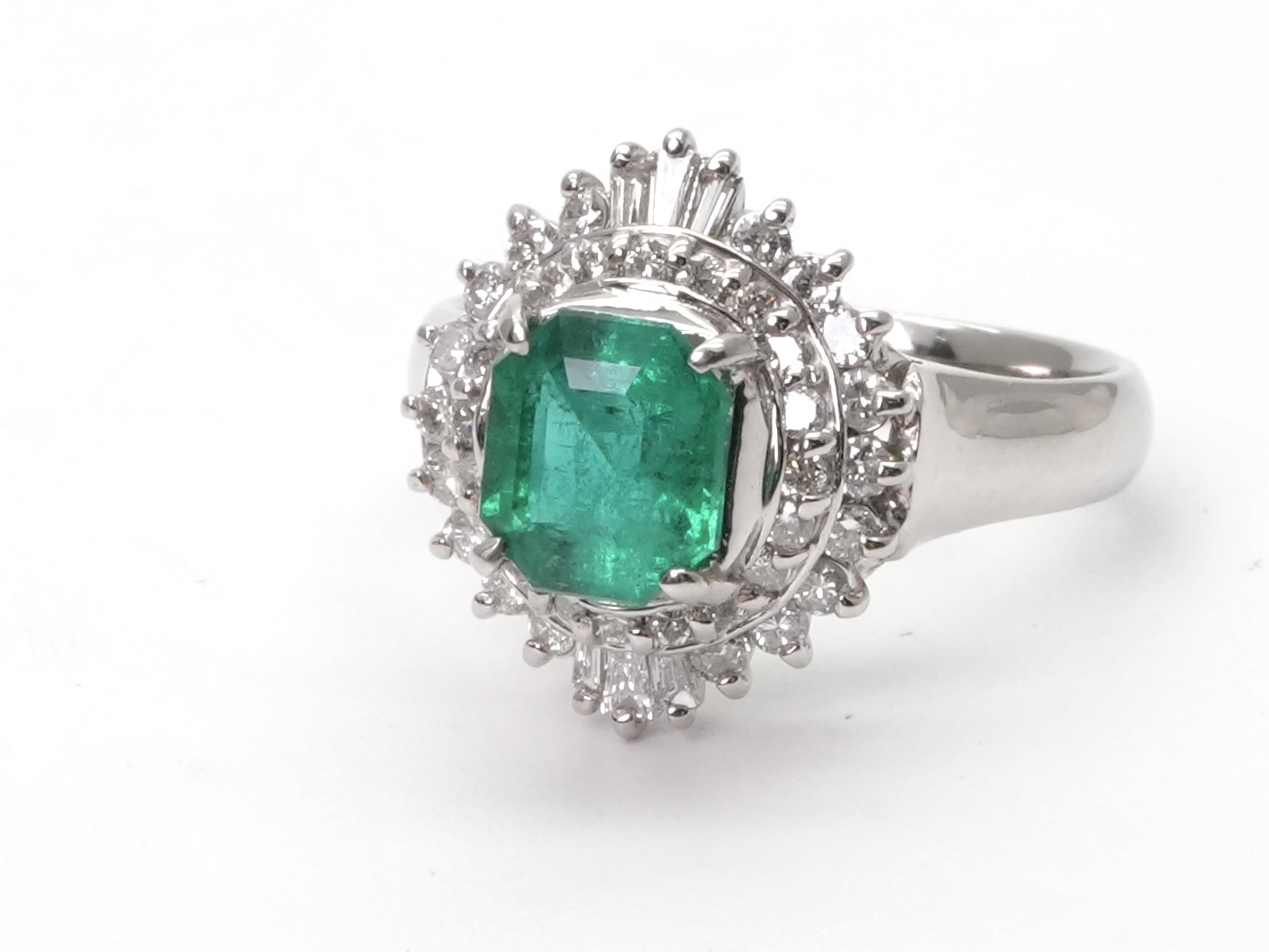 投稿記事「エメラルド ダイヤ リング pt900 1.06ct 0.52ctを買取しました！」の商品画像