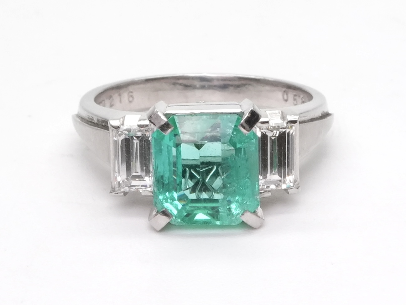 投稿記事「エメラルド ダイヤ リング pt900 2.16ct 0.58ctを買取しました！」の商品画像