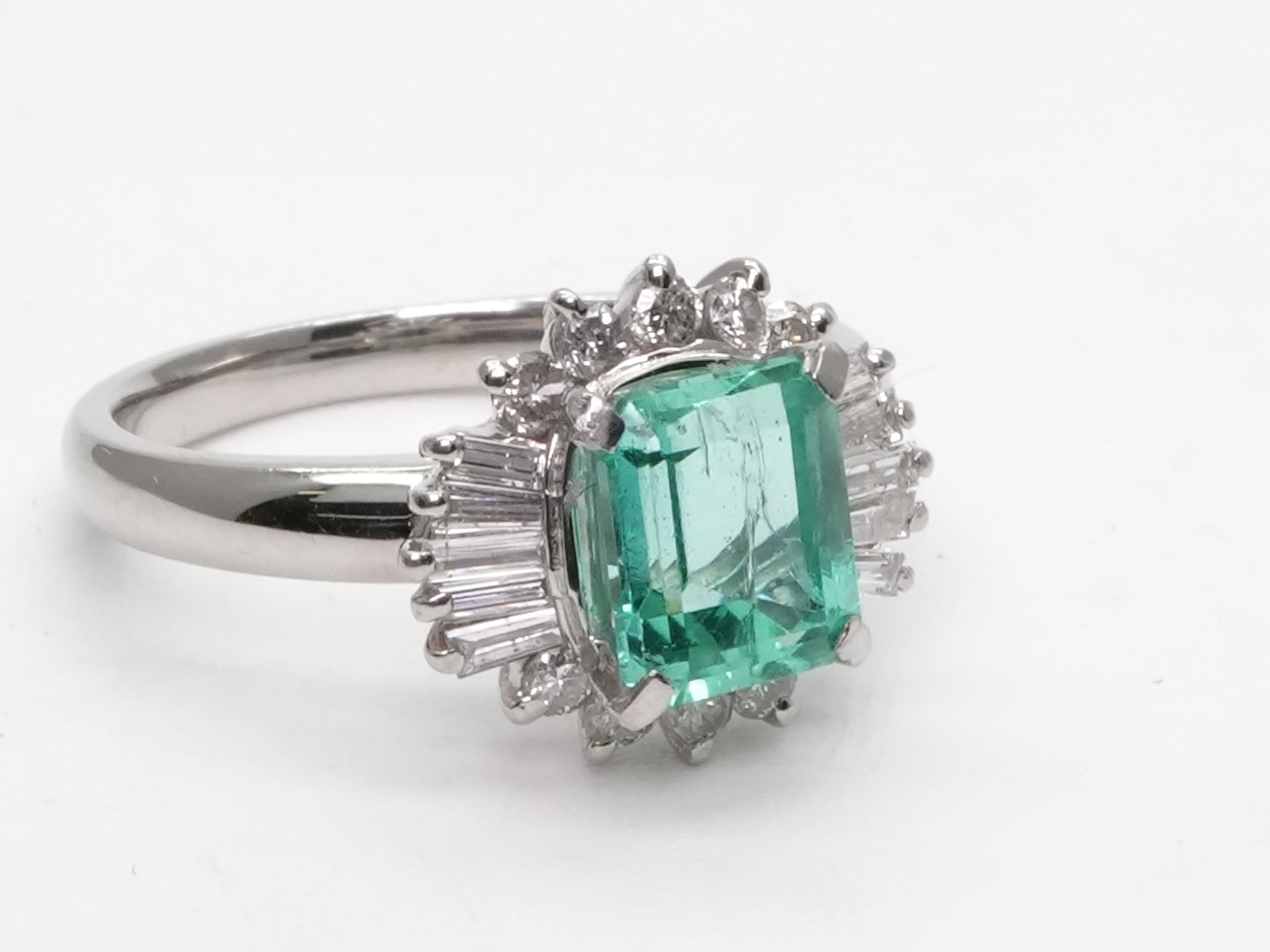 投稿記事「エメラルド ダイヤ リング pt900 1.31ct 0.50ctを買取しました！」の商品画像