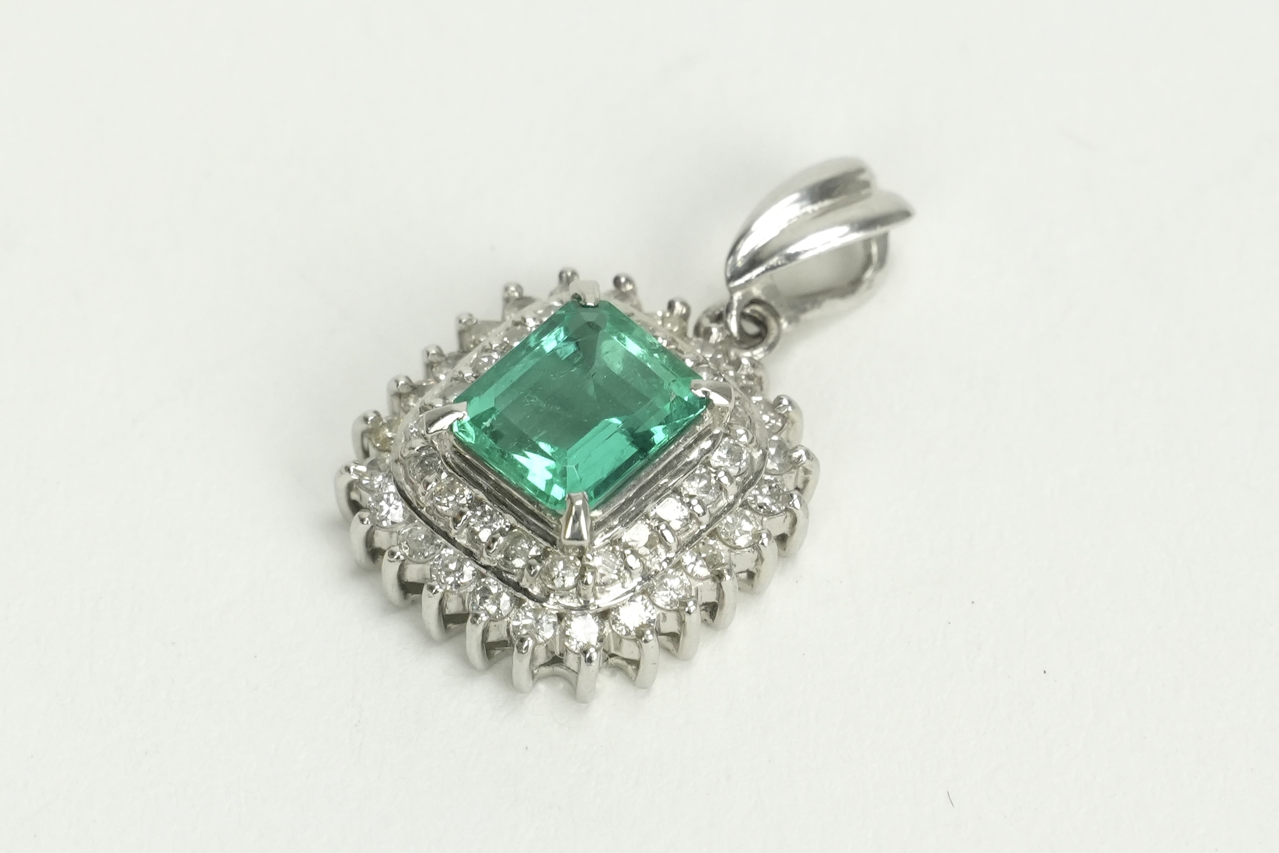 投稿記事「エメラルド ダイヤペンダント Pt900 0.92ct 0.45ctを買取しました！」の商品画像