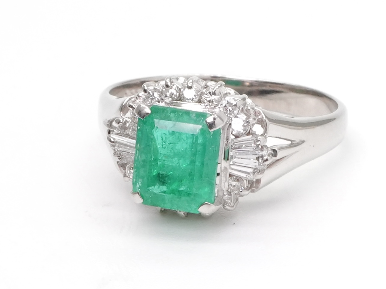 投稿記事「エメラルド ダイヤリング Pt900 1.36ct 0.31ctを買取しました！」の商品画像