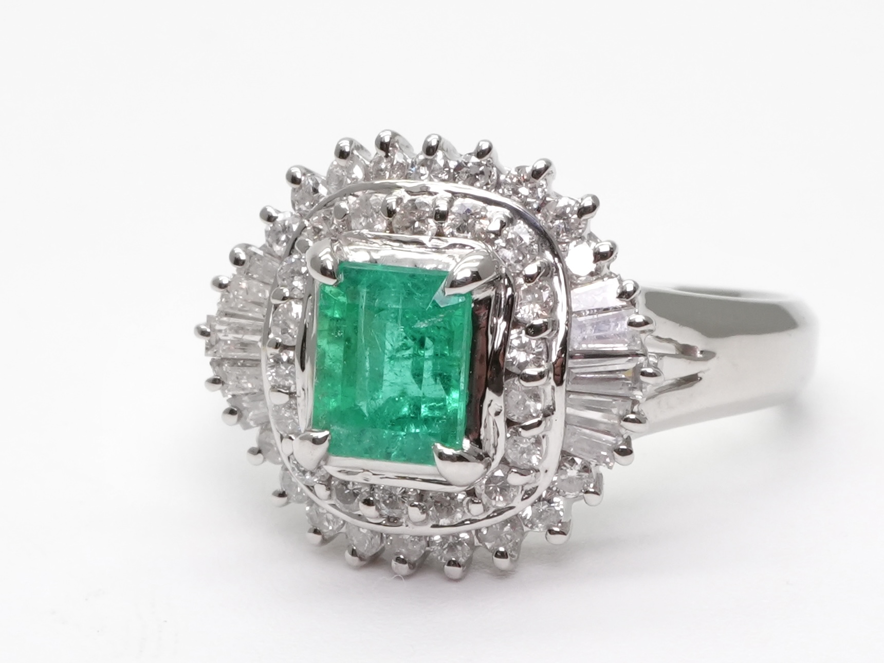 投稿記事「エメラルド ダイヤリング Pt900 0.89ct 0.65ctを買取しました！」の商品画像